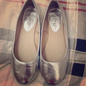 Gray flat closed shoes